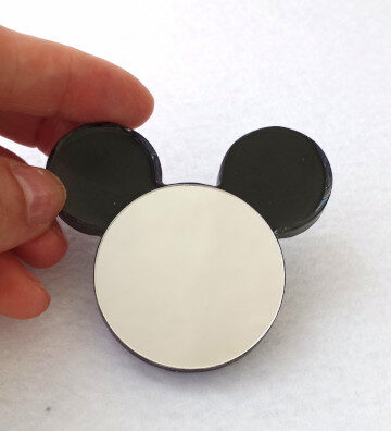 Espejo con silueta de Mickey Mouse